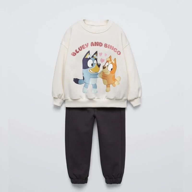 مجموعات السترات مزينة بشخصيات كرتونية محبوبة مثل ستيتش بلوتو هذه المجموعات تستخدم التصاميم الملونة الصديقة للأطفال