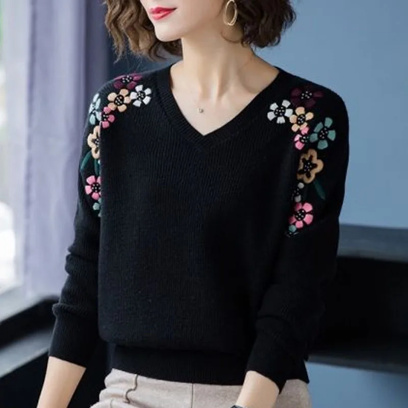 New Autumn and Winter Fashionable and Versatile V-neck Embroidered Loose and Simple Commuting Short Women\'s Knitted Sweater