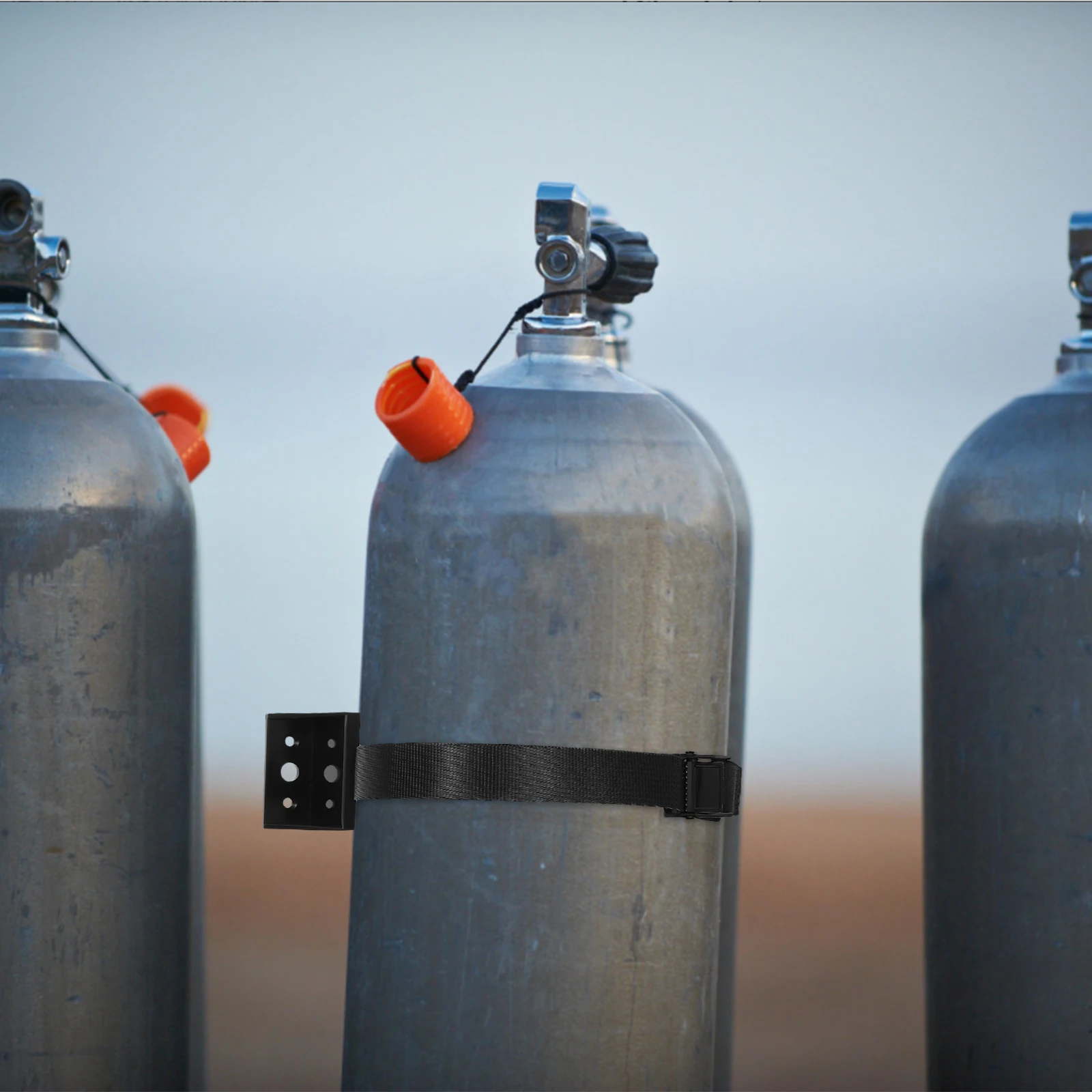 

Gas Cylinder Holder 40L Iron Plastic Wall Mount Bracket High Strength Strap Propane Tank Camping Oxygen Hydrogen Storage Stand