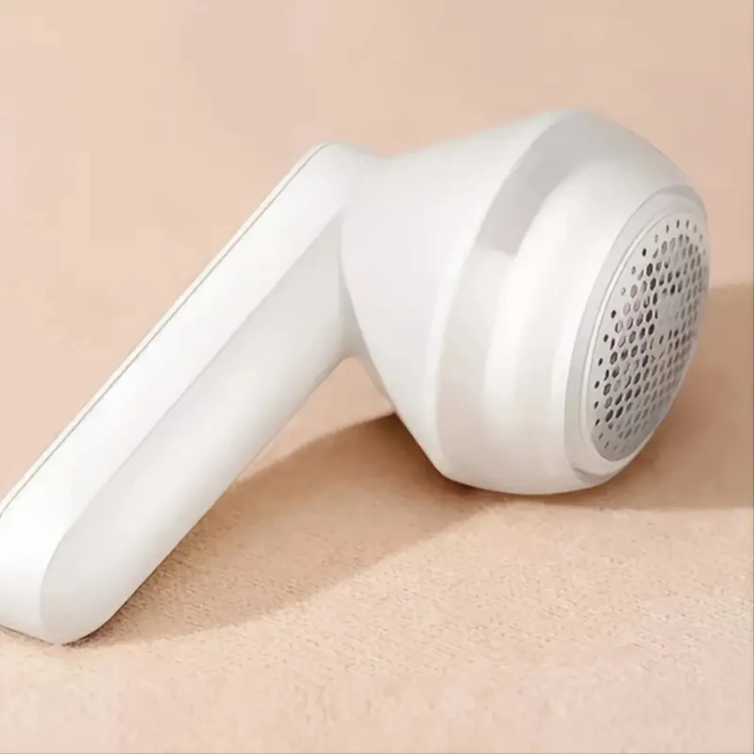 

Portable and Convenient USB Rechargeable Compact Fabric Defuzzer, Handheld Electric Lint Remover for Clothes and Fabrics, Travel