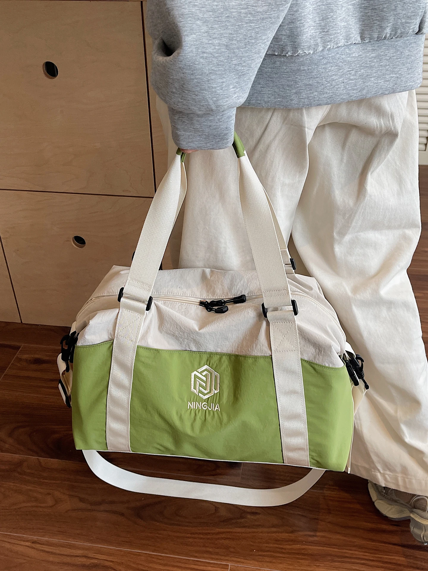 borsa-da-viaggio-portatile-leggera-e-capiente-ideale-per-donne-multifunzionale-da-portare-a-mano-perfetta-per-brevi-gite-e-uscite-comoda-da-indossare-a-tracolla