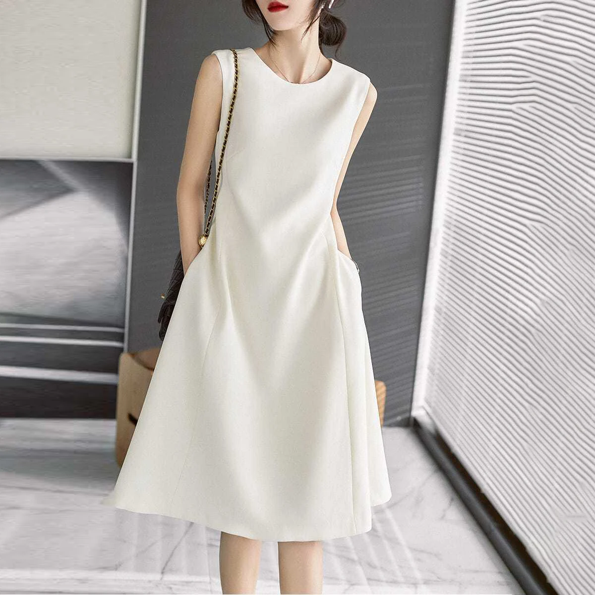 

2024 Summer Classic Retro Standing Cut Slim Fit Small Black Skirt Small White Skirt Sleeveless Style Acetic Acid Dress