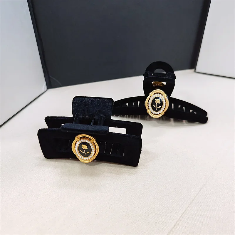 مشبك شعر على شكل سمكة قرش أسود مخملي على شكل زهرة وردية، إكسسوار شعر فرنسي عتيق صغير عطري للرياح