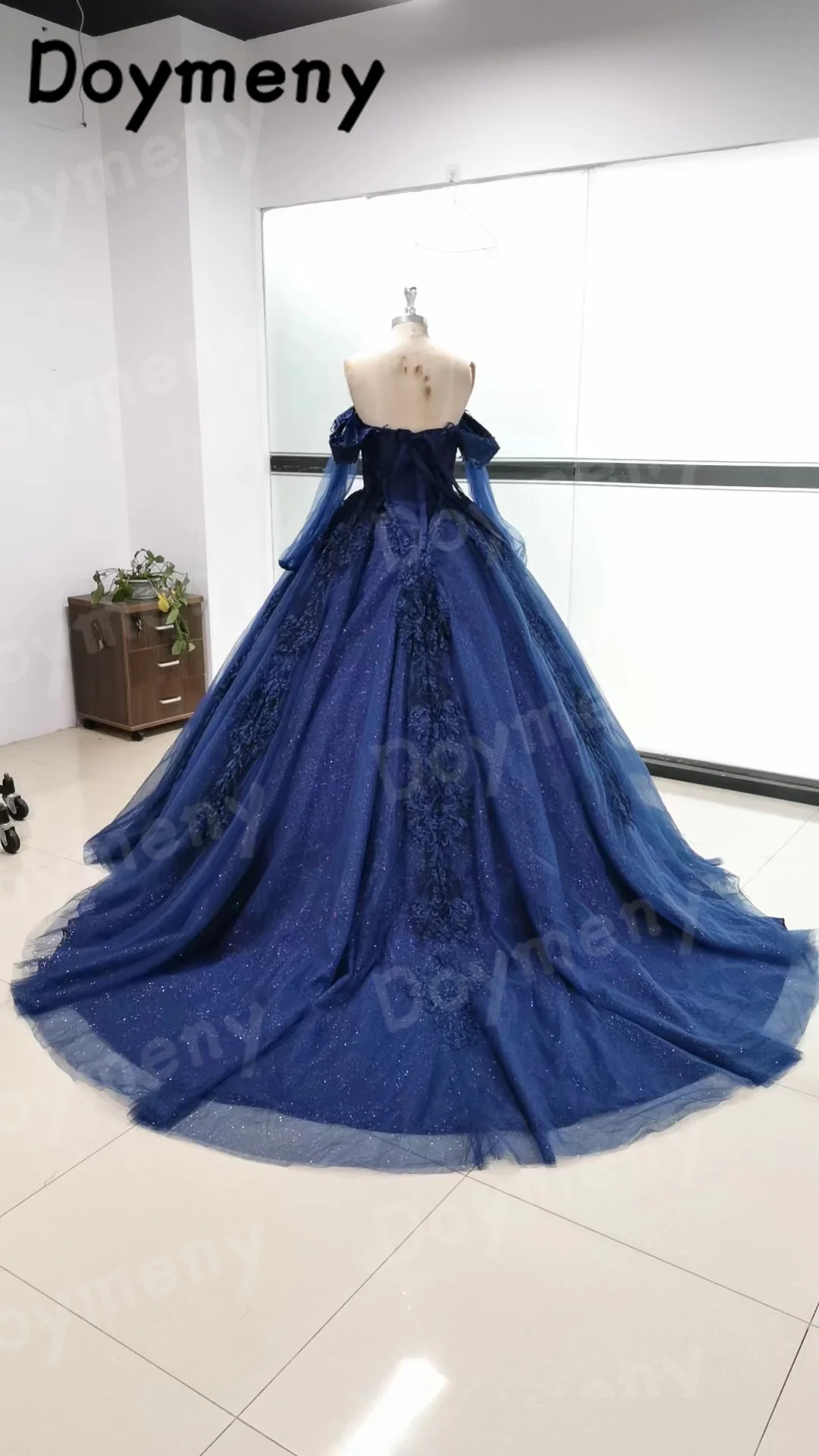 Doymeny قبالة الكتف يزين Quinceanera اللباس ، منتفخ طويلة الأكمام ، الكنس تول مساء اللباس ، ثوب حفلة موسيقية