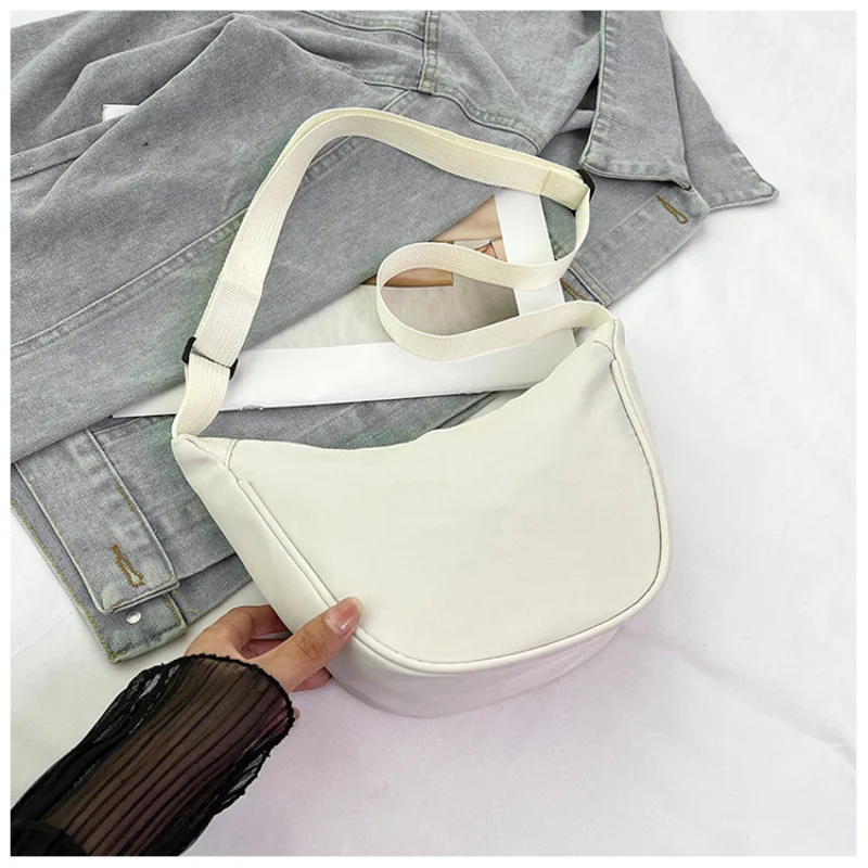 

New Women's Crossbody Bag, Lightweight Large-Capacity Half-Moon-Shaped Crossbody Bag, Made of Nylon, with a Simple and Elegant Quiet Luxury Style, Suitable for Daily Commuting, Outings, and Returning to School