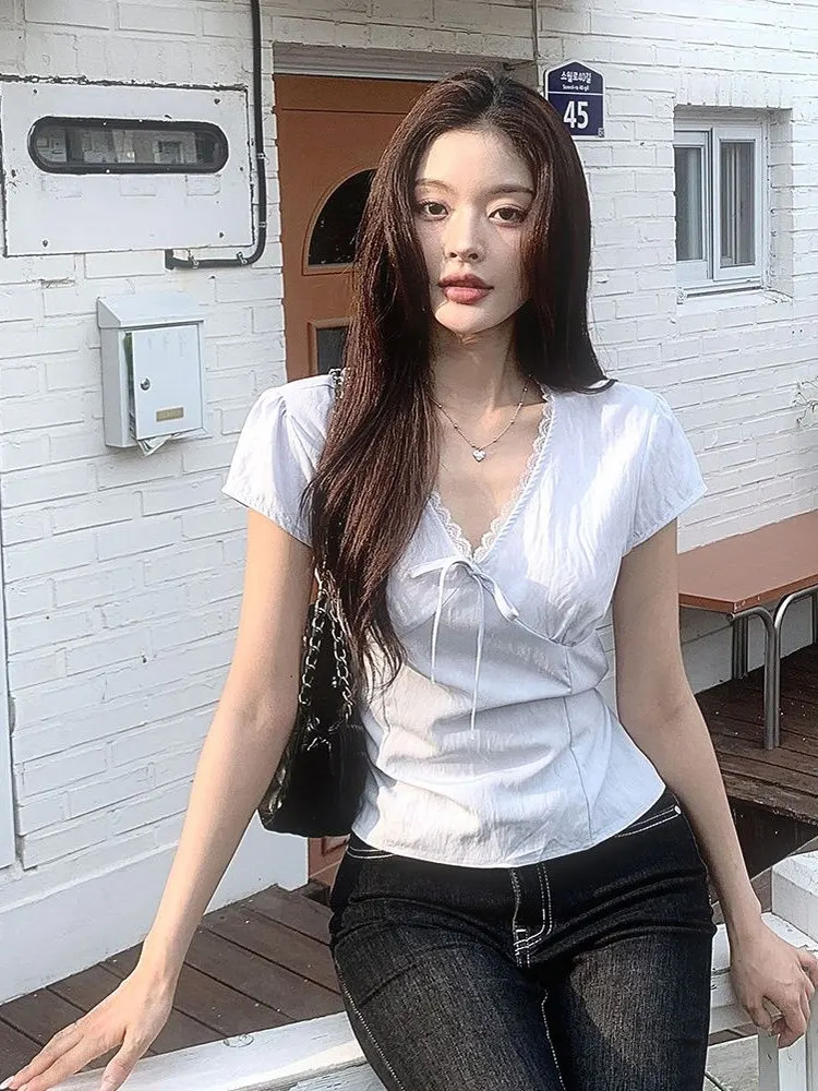 Dopasowany top damski z dekoltem w serek, koronkowym wykończeniem, prosty krój, letni nowy model, jednolity kolor, styl casual.