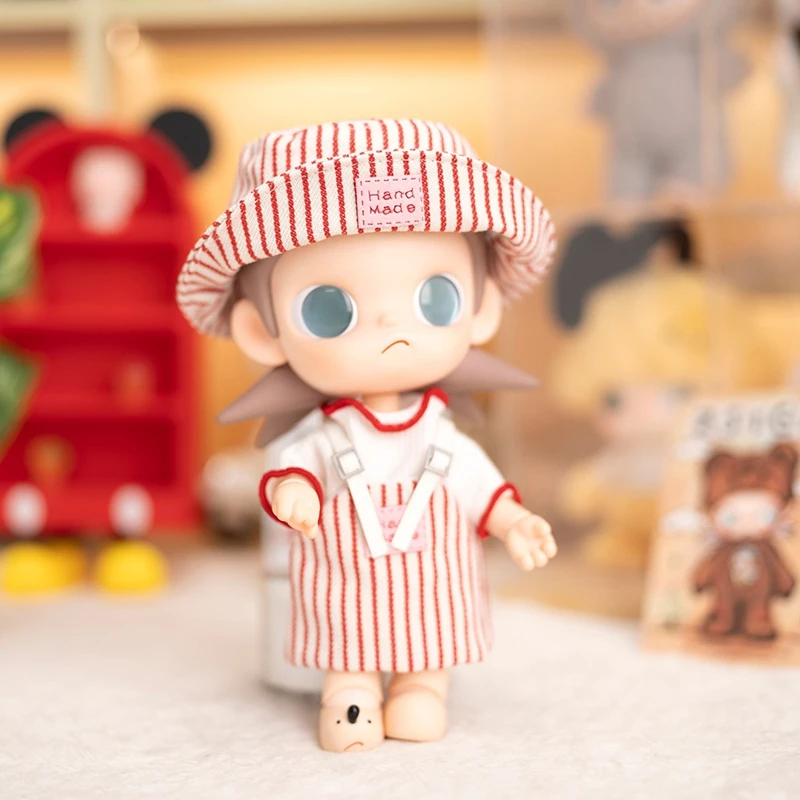 Akcesoria do ubranek dla lalek BJD Zsiga 20 cm, słodki zestaw trzyczęściowy: czapka w paski, ogrodniczki, ręcznie robiony prezent.