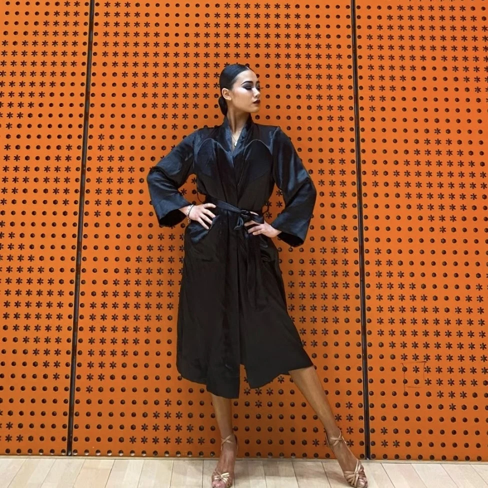2025 Abrigo largo de competición de baile latino para mujer, bata de satén negro, ropa de baile latino para adultos, ropa de carrera de bailarina profesional DNV25739