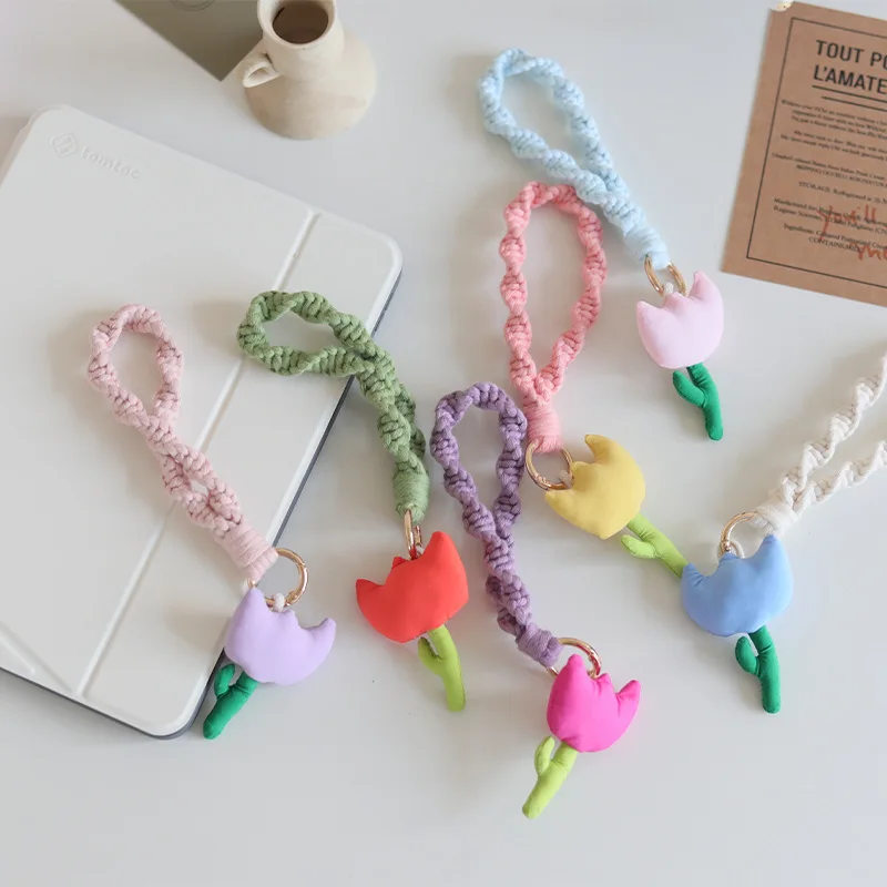 Porte-clés en peluche tissé à la main avec pendentif tulipe, plantes en peluche mignonnes, fleur tridimensionnelle, porte-clés pour sac à dos, cadeau pour un ami