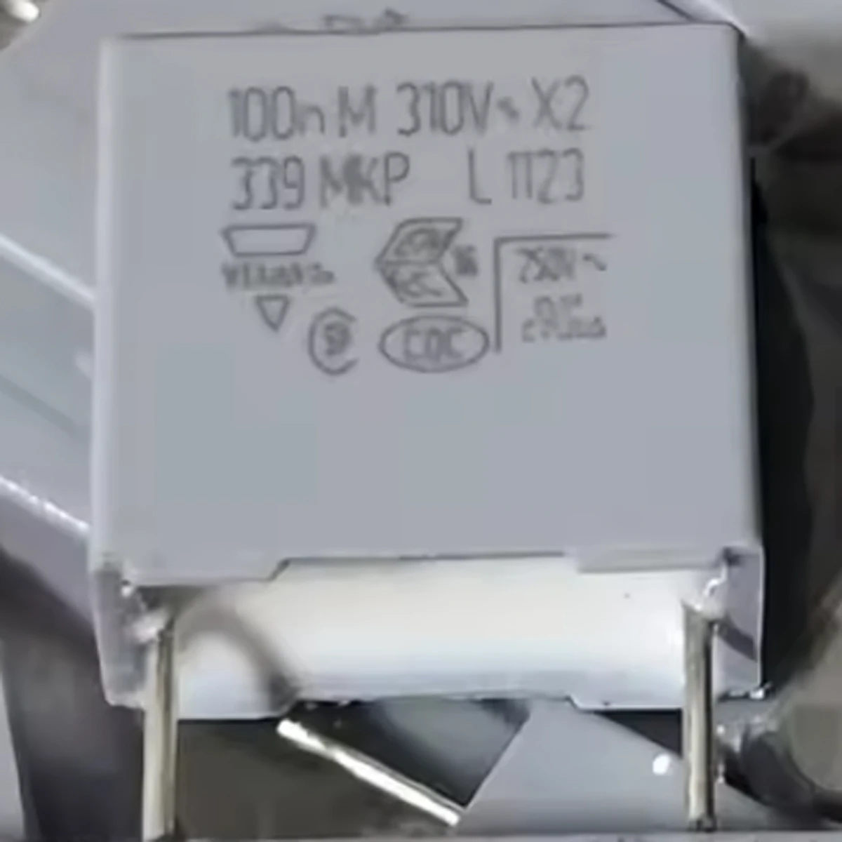 10PCS NEW original safety capacitor X2 ± 20% 100nF 310V plug-in, P=10mm MKP 339 630VDC AEC-Q200，X2 0.1µF 0.1uf EMI、RFI RADIAL