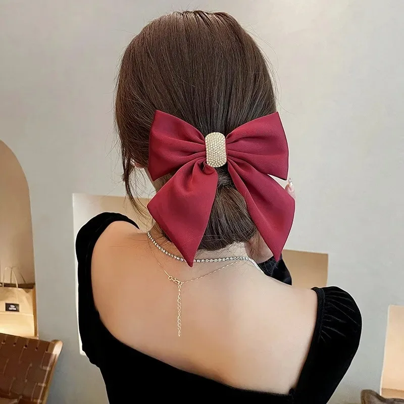 

New Large Bow Hair Clip Head Accessory for OutingsWith Silk Pearl Spring Clip At The Back of The Head Stylish and Versatile