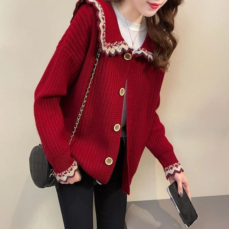 Damski sweter rozpinany z dzianiny w nowym koreańskim stylu z luźnym kołnierzykiem typu doll collar, zapinany na guziki, idealny na wiosnę i jesień.