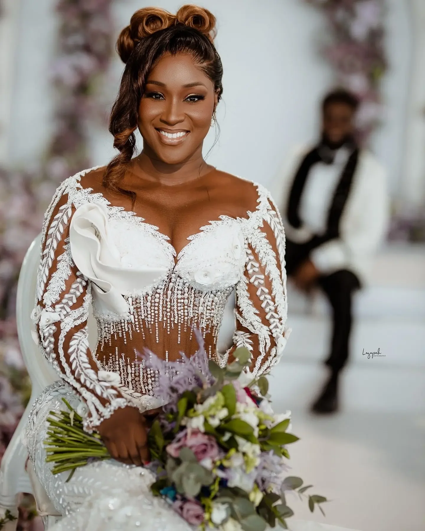 カスタムメイドのアラビア風プラスサイズ、白いマーメイドラインのウェディングドレス、レースとパールをあしらったフルスリーブのブライダルガウン