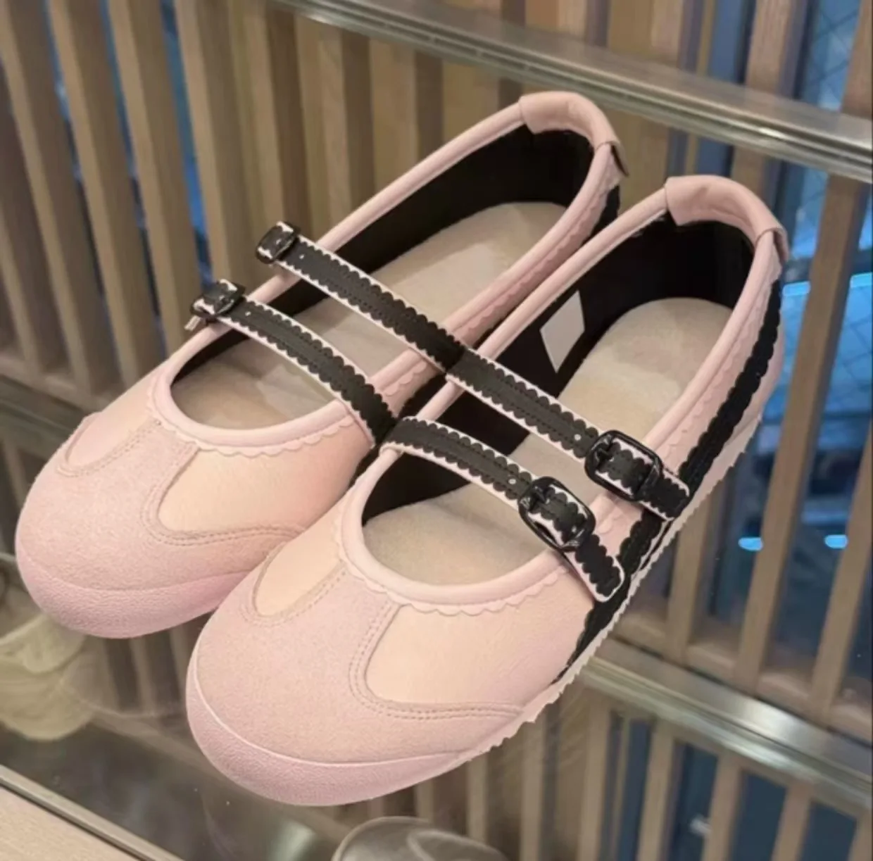2025 zapatos de ballet plateados primavera nuevas mujeres punta redonda hebilla plana poco profunda deportes casuales diario Oficina viajero señoras zapatos individuales