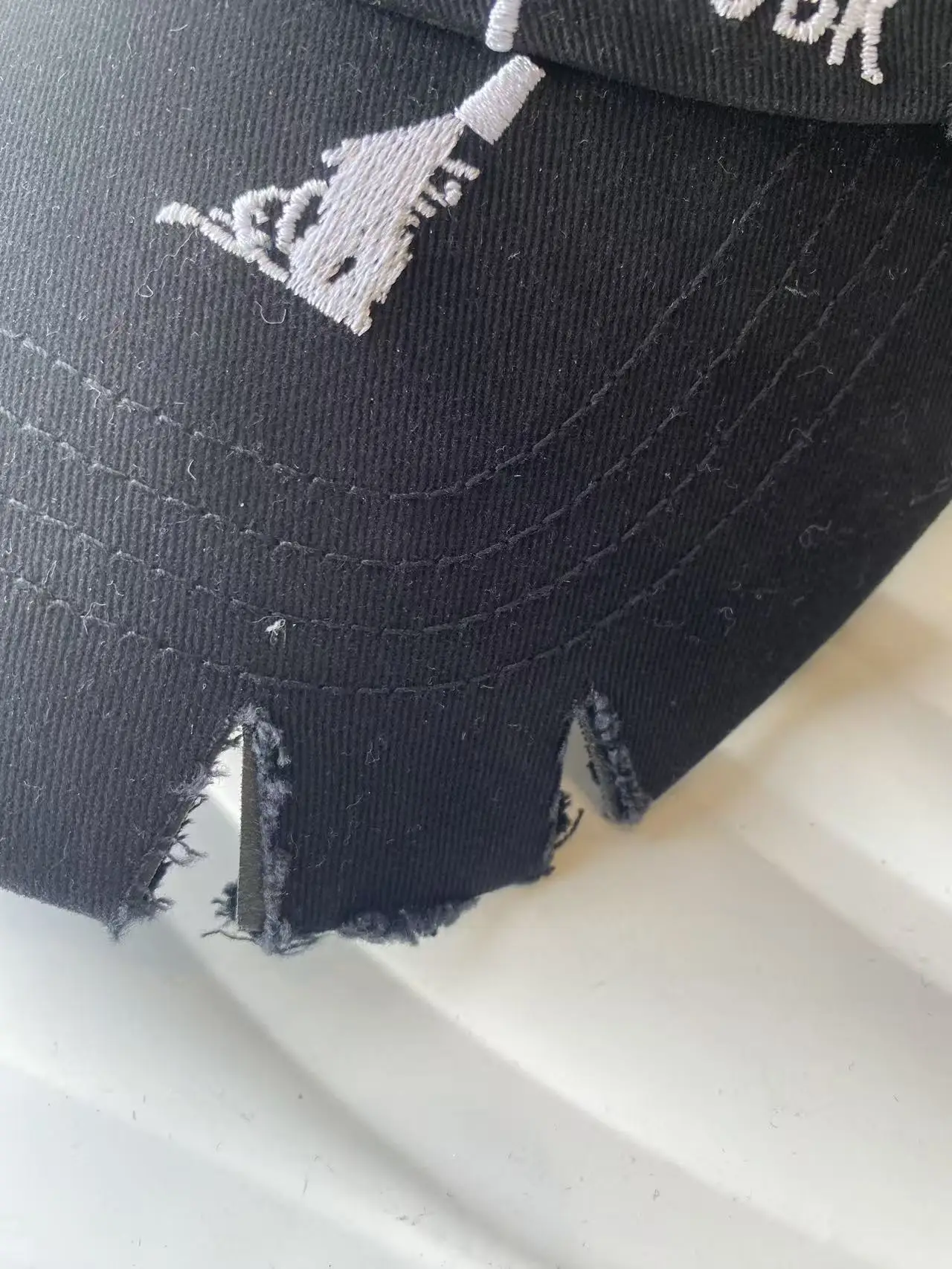 Amerikanische personalisierte Baseballkappe mit Stickerei, zerrissenem Design, weich, lässig, vielseitig, für Herren und Damen, großer Kopfumfang, Outdoor-Sport – Detail 19