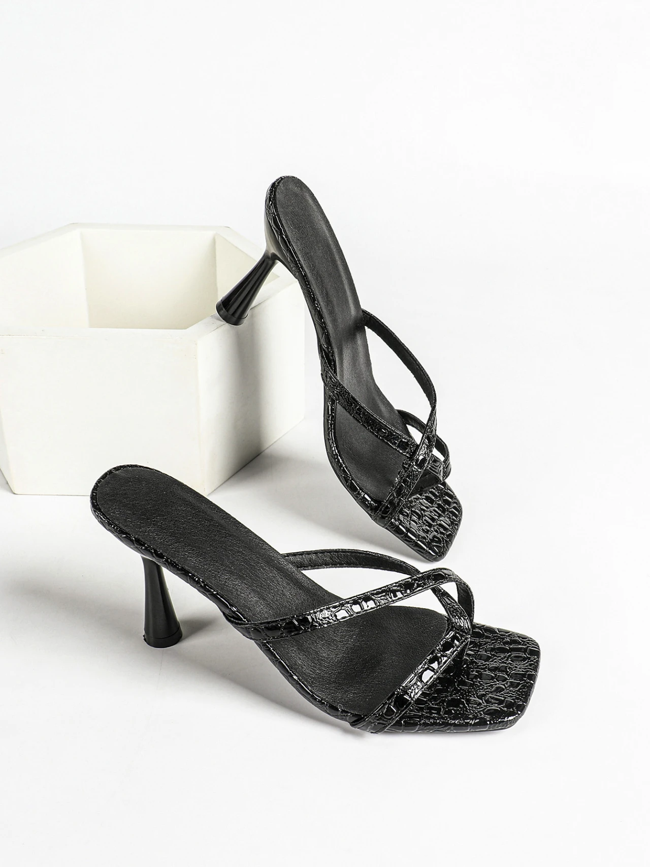 Trendy women's summer thong high-heeled sandals, super popular square-toe single-strap thin-heeled sandals for outdoor wear