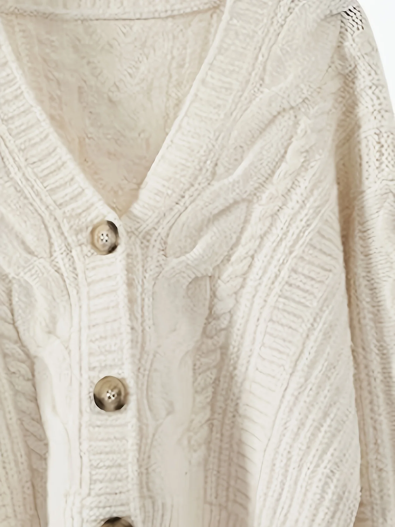 Elegant kabelvest voor dames met V-hals. Losvallend met knoopsluiting. Perfecte herfst- en wintertrui. Winkel nu!