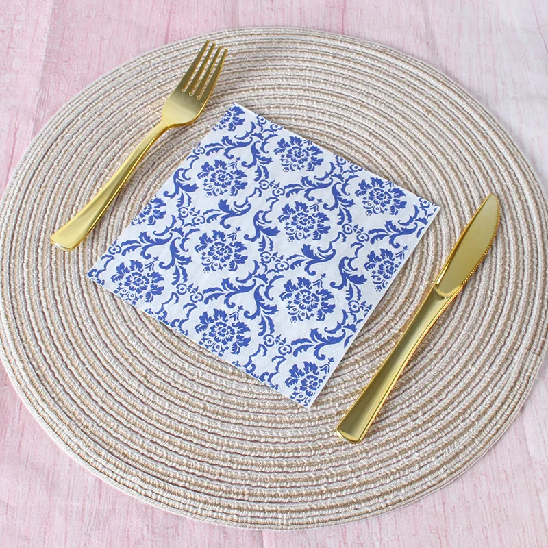 

Салфетка с цветной печатью — лучший партнер для размещения столовых приборов на столе.