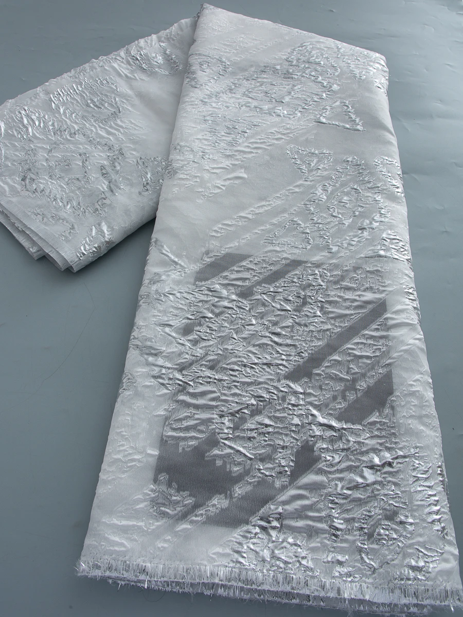 Afrikanischer Luxus-Silber-Jacquard-Brokatstoff, Hochwertiges Metallisch Strukturiertes Brokatmaterial für Hochzeits- und Festkleider