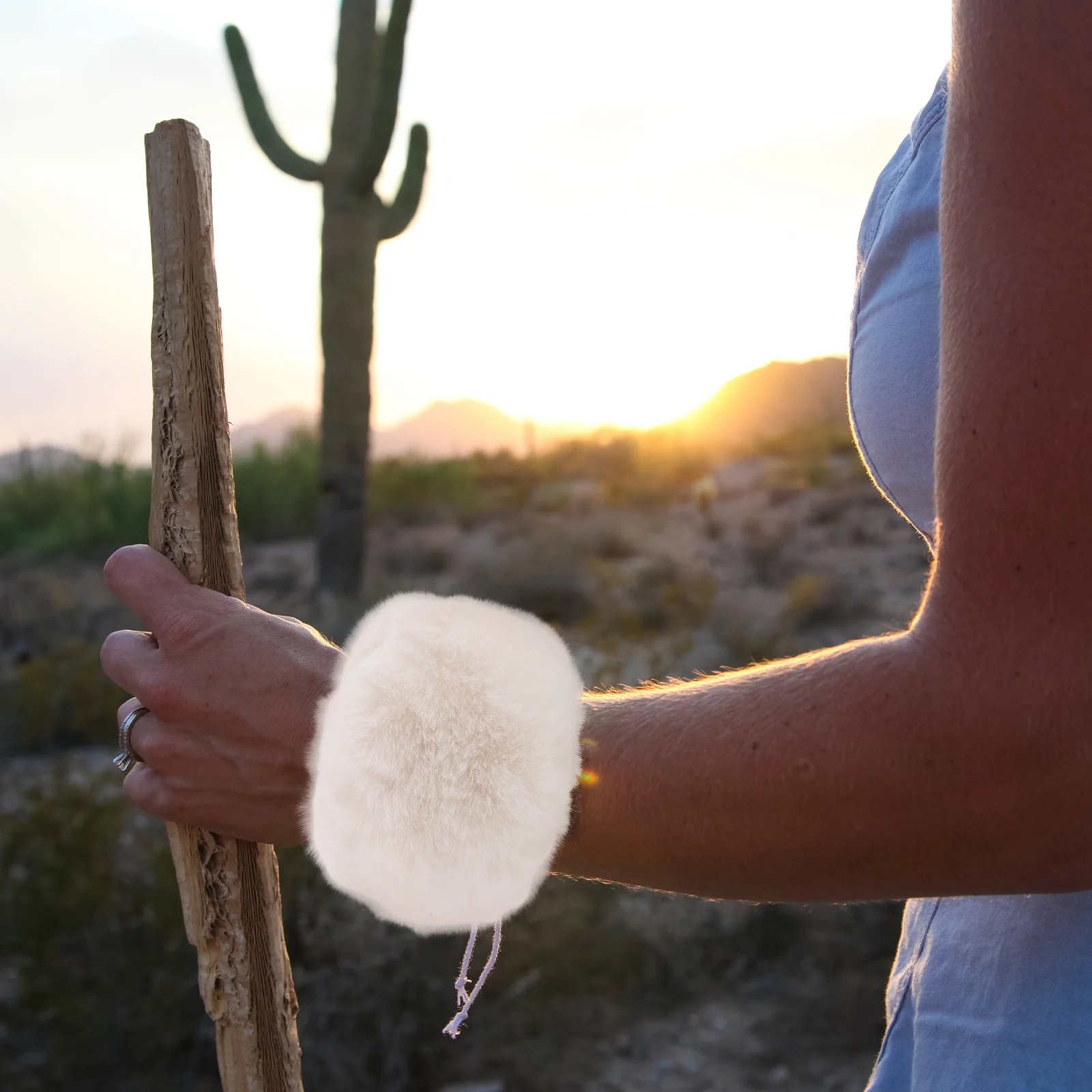 زوج واحد من أصفاد المعصم الصناعية النسائية المريحة والمتينة لتدفئة الذراع وحماية عزل الشتاء وتدفئة الذراع في الطقس البارد
