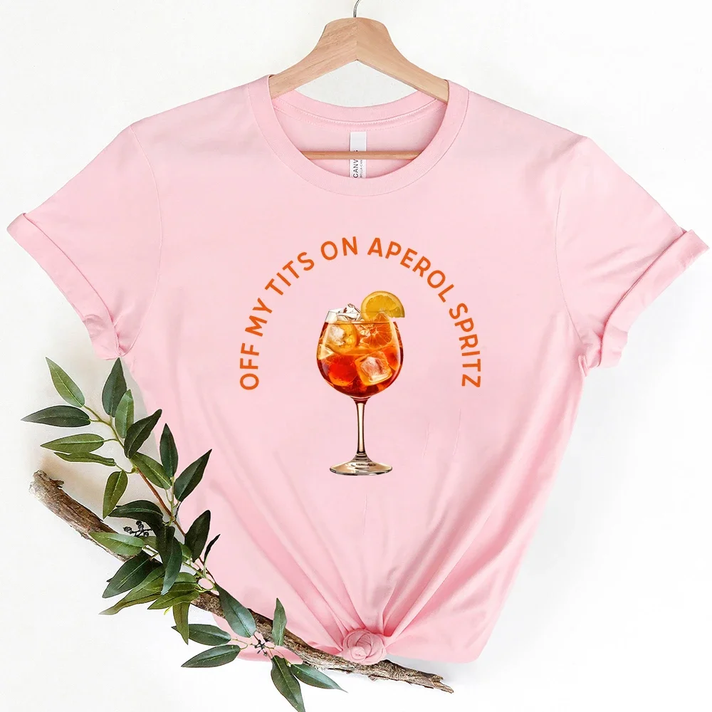 Off My Tits on Aperol Spritz t-Shirt Fun Cocktail Graphic Tee Unique Casual Summer Drink Gift per gli appassionati di Cocktail Shirt Top