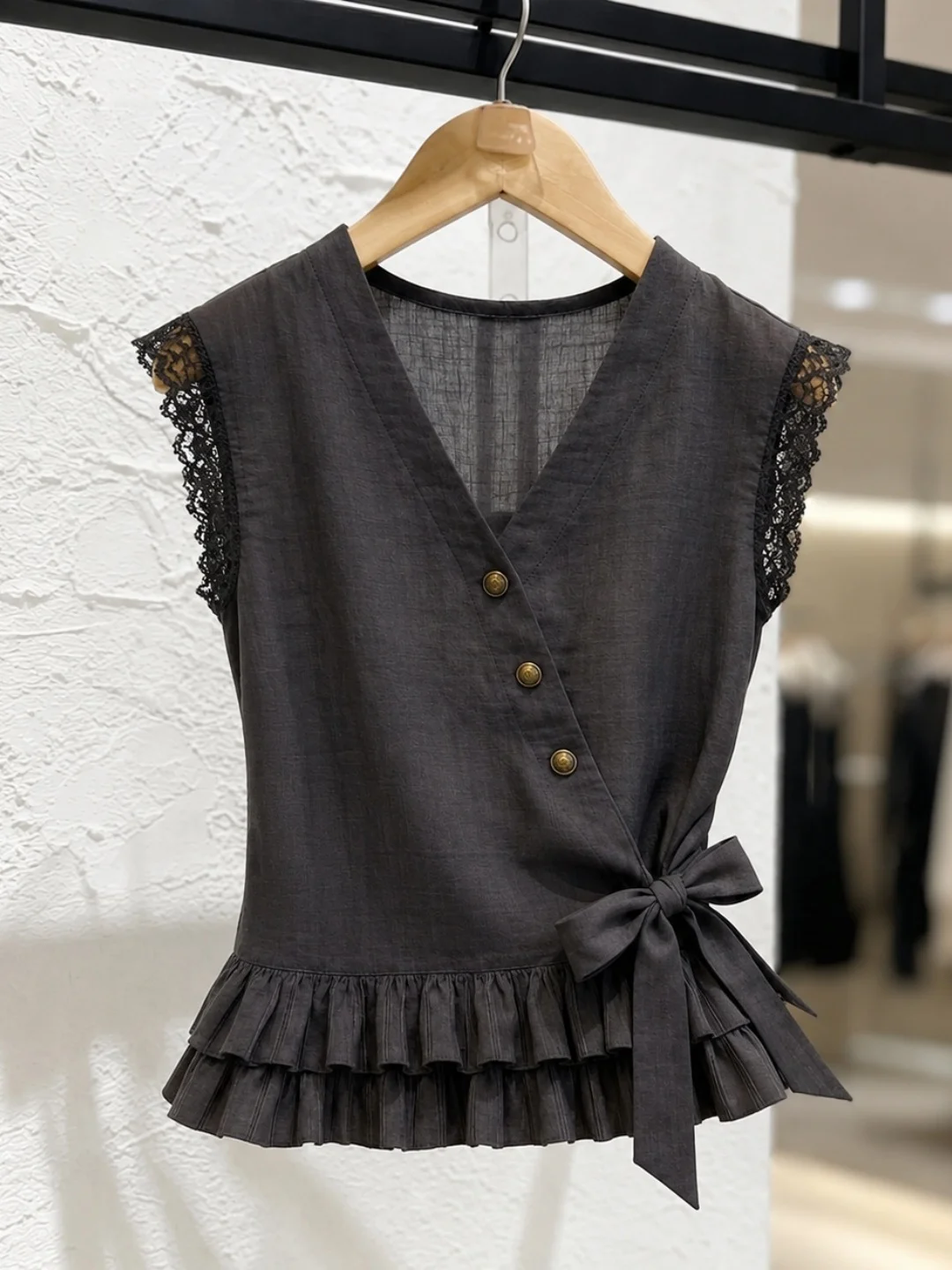 

Elegant Summer Sleeveless V-Neck Vest Slimming Age-Defying Fashionable Base Shirt Commute Pure Color Trendy Silk Top