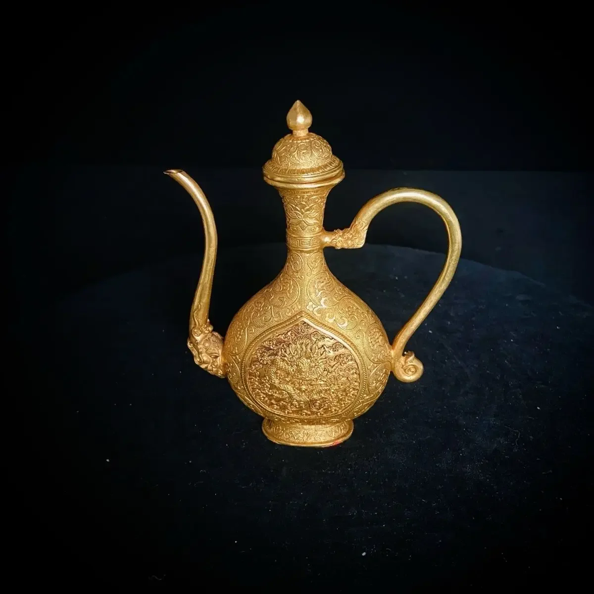 Old collection treasures, high relief carving wine jugs, wine sets, dragon jugs, in good condition, no bumps, thick and natural
