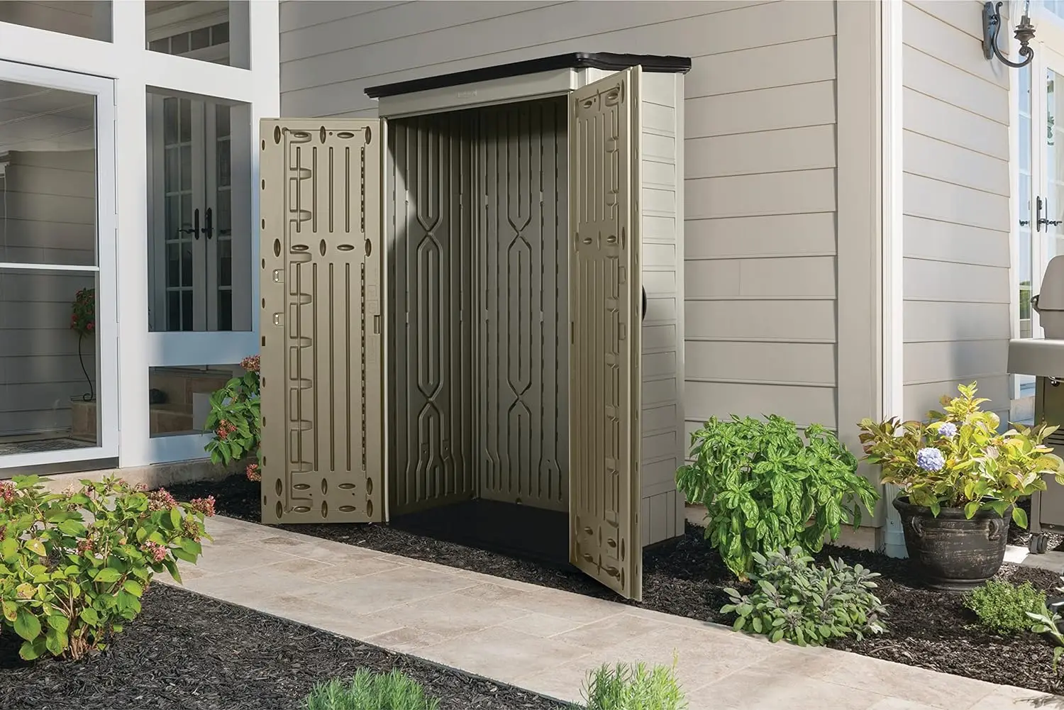 Rubbermaid-Vertical Resina Storage Shed com piso, resistente às intempéries, Organização ao ar livre, Bege Brown, 4x2,5 pés