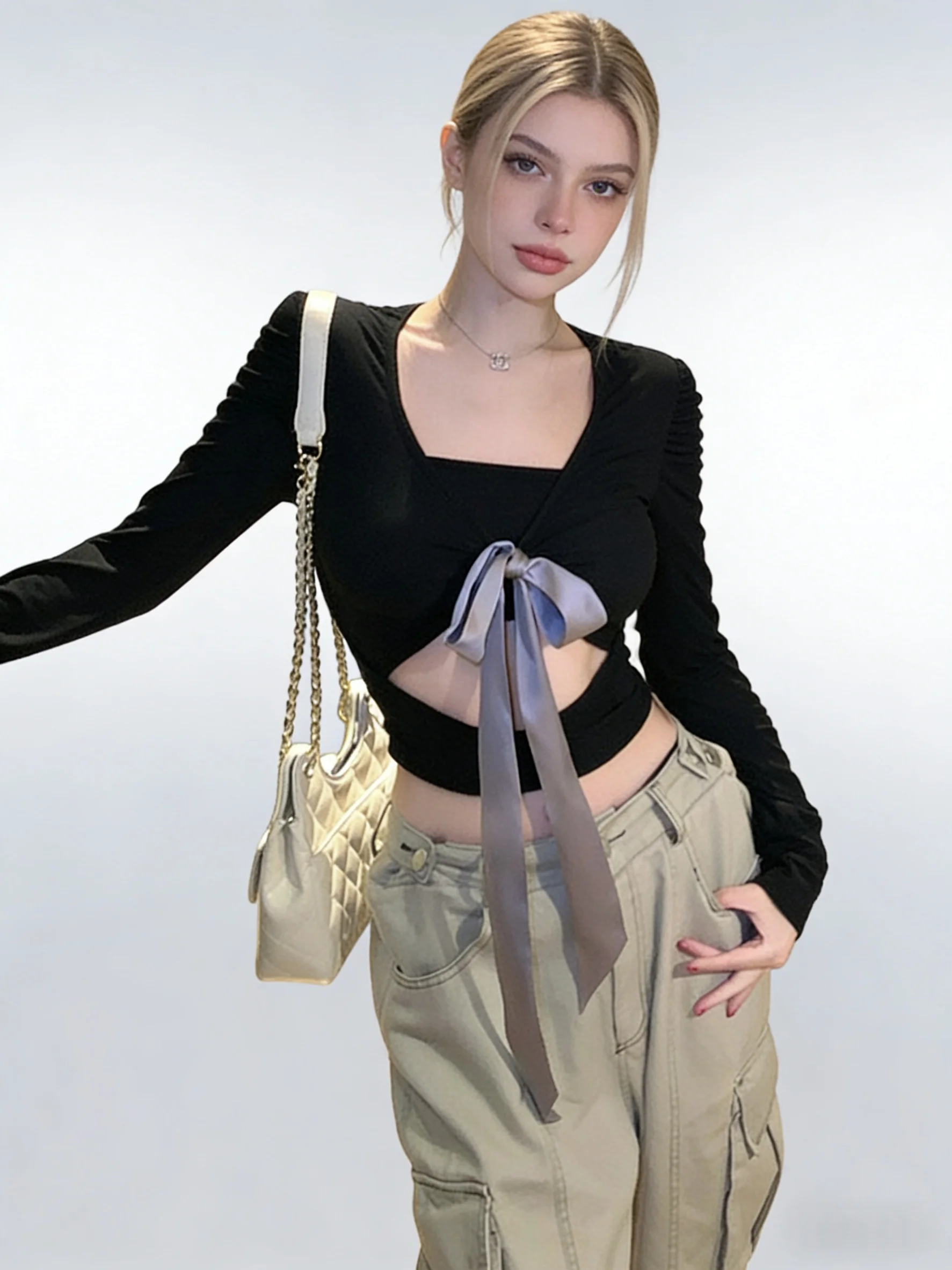 

Женская весенне-летняя футболка с V-образным вырезом, асимметричным кроем, длинными рукавами и дизайнерским акцентом на деталях, облегающая, базовая модель.