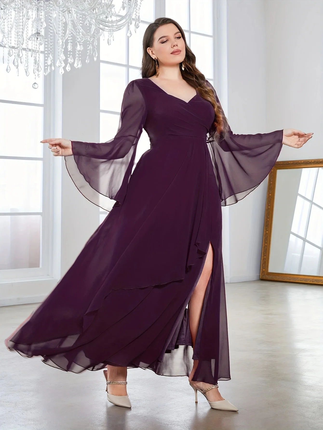 Elegancka sukienka wizytowa z dekoltem w serek, falbanami, rozcięciem z boku, długimi rękawami, fioletowa.