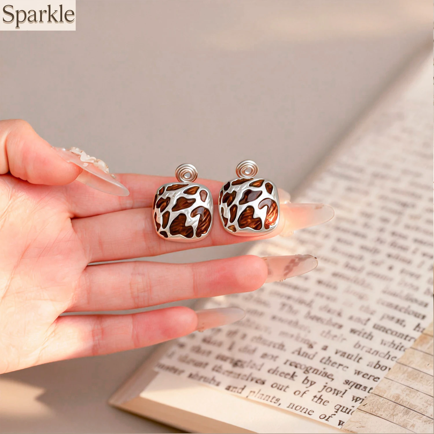 

Y2K Fashion Leopard Print Square Clip-On Earrings for Women Holeless Versatile Retro Geometric Zinc Alloy Ear Jewelry