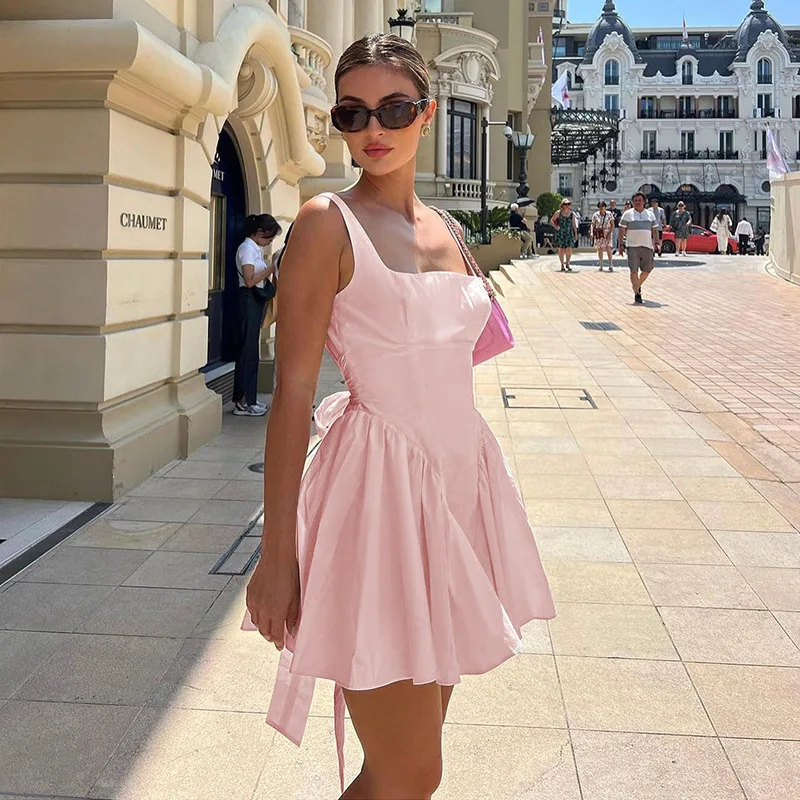 新しい黒の背中の開いたミニドレス 2025 ファッションシックなスリングショートドレスセクシーなビッグリボンカジュアル女性ドレスパーティー誕生日 Versitdos