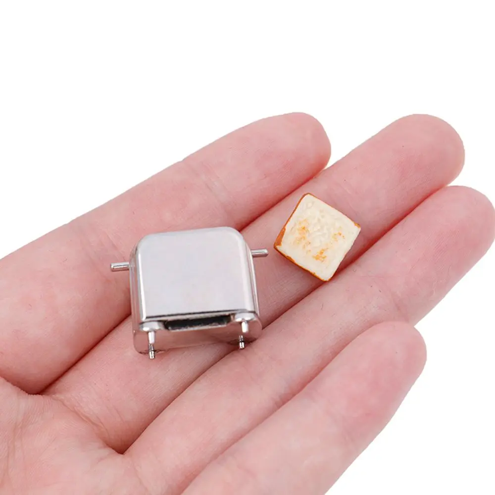 จําลองอาหารตกแต่งตุ๊กตาเล่นตุ๊กตาอุปกรณ์เสริม Miniature เครื่องปิ้งขนมปัง 2PCS ขนมปังเครื่องปิ้งขนมปัง