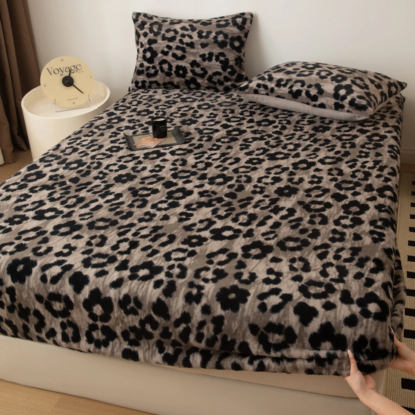 Double Bedspreads Warm Milk Velvet Fitted Sheet Long Velvet Mattress topper All-Around Elastic Band Bed Cover Bed Linen
