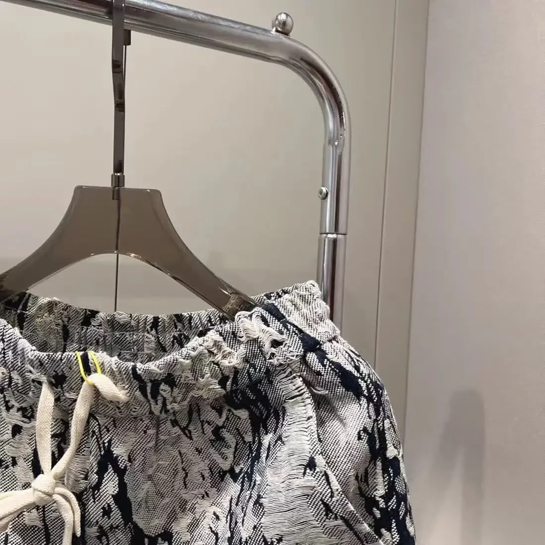 ゆったりとしたメンズデニムショートパンツ、ドローストリングとポケット付き、ルーズワイドトレンド2025、XXL、ストレッチ素材、ジッパー付き、メンズショートジーンズパンツ