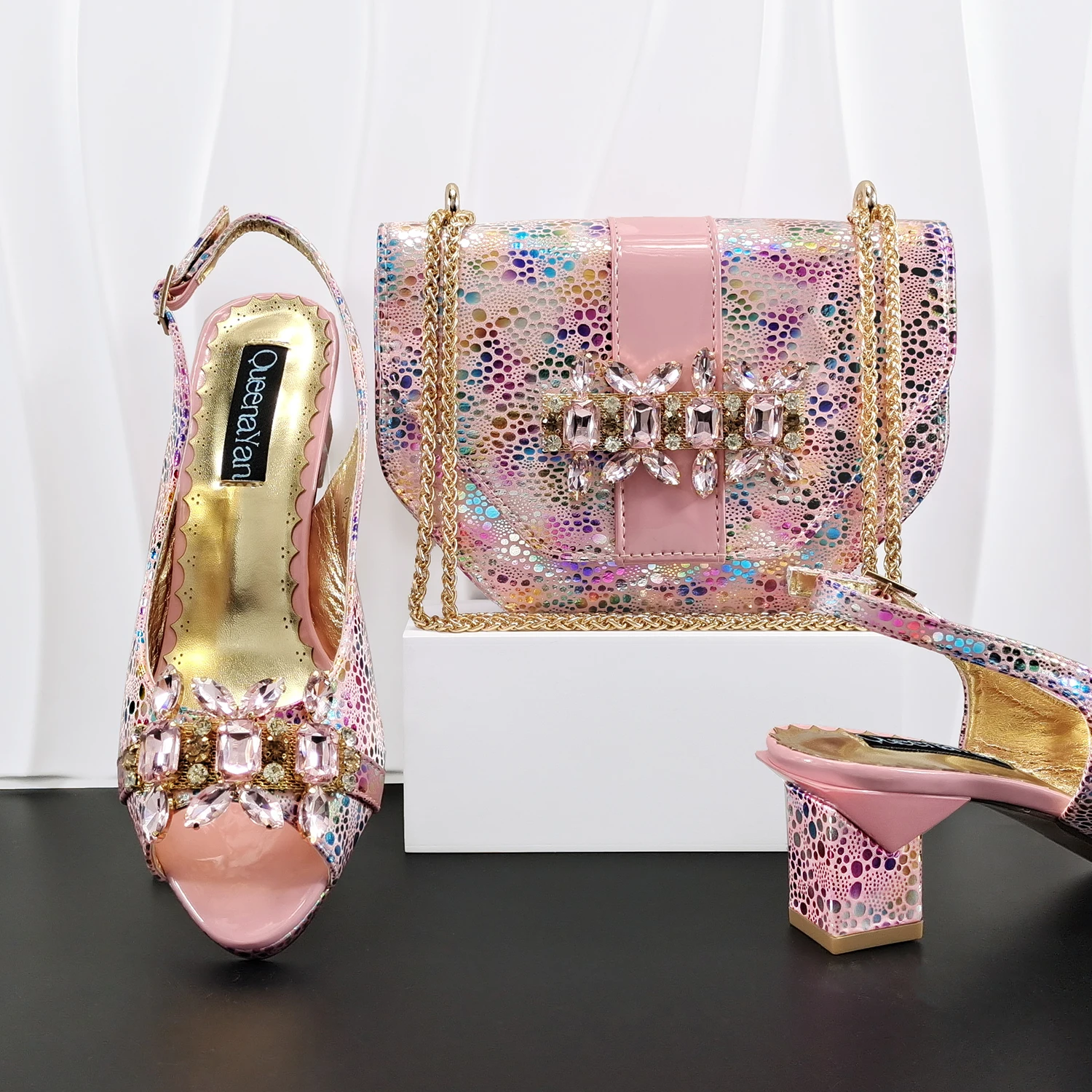 

INS Hot Selling Sweet Style Pink Color Print and Rhinestone Decoration Party Wedding Pointed Toe Ladies High Heels and Bag Set