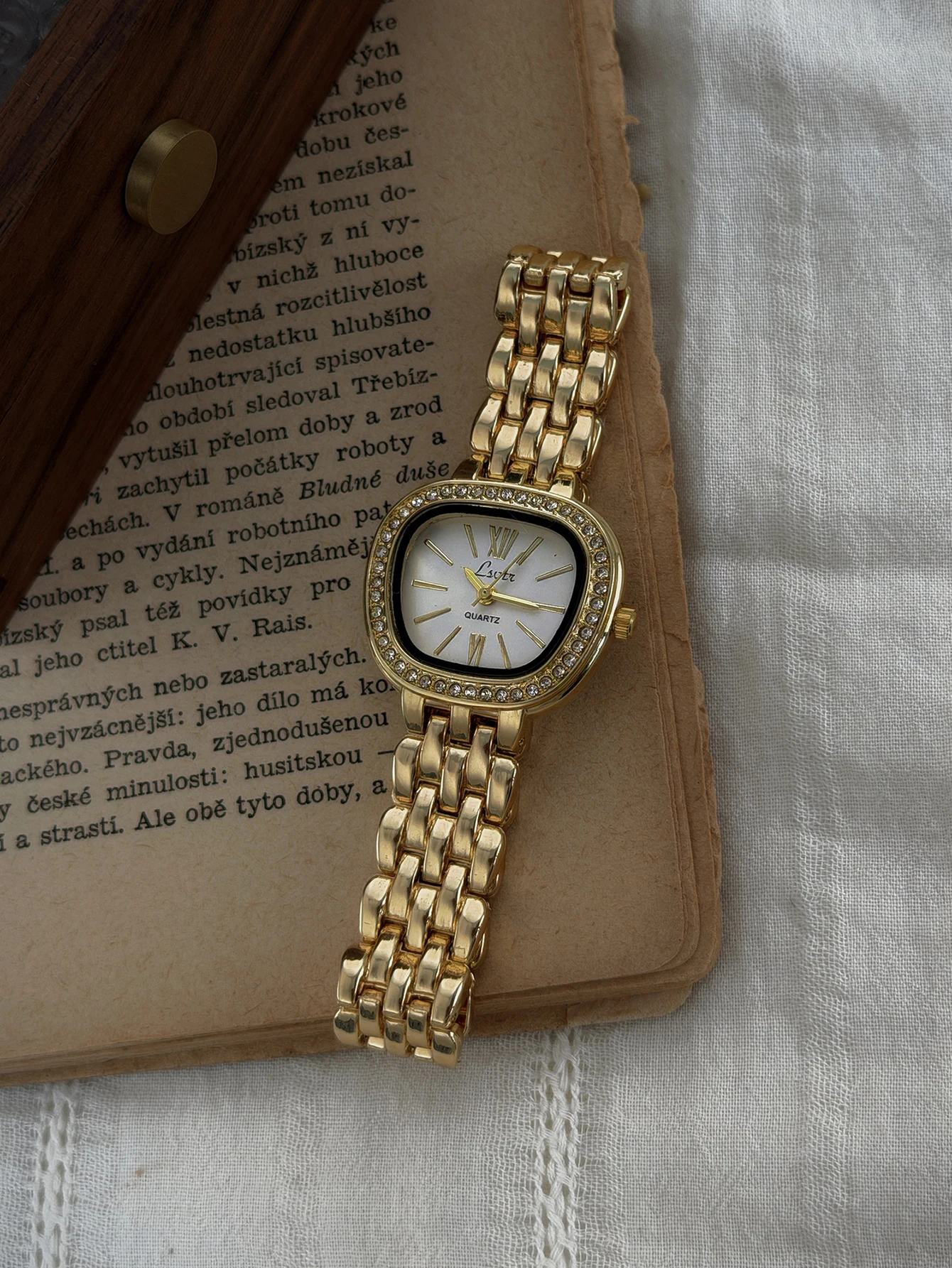 1 new gold ladies quartz watch with rhinestone trapezoidal case stainless steel strap design simple  ladies waterproof watch.