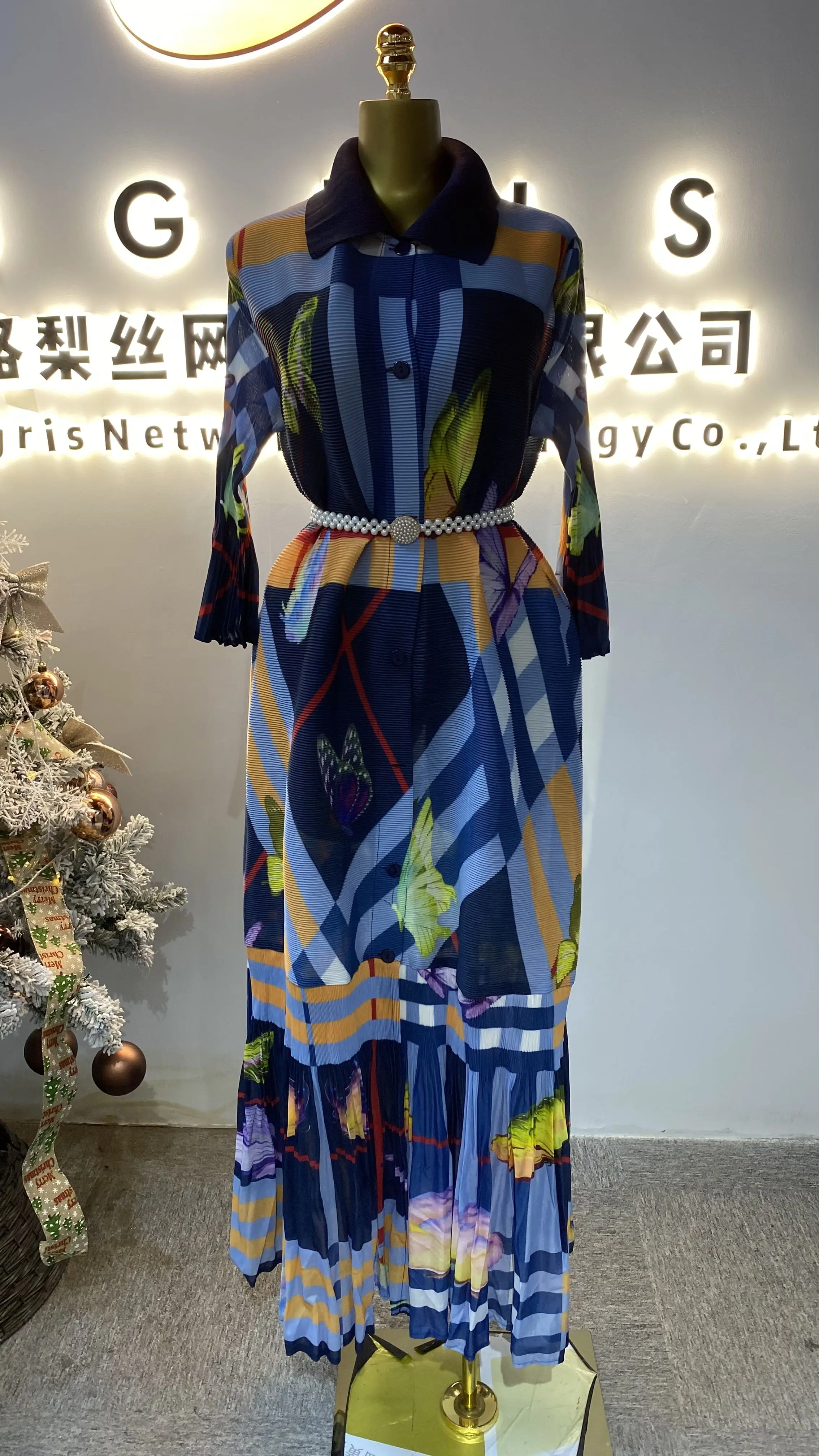 Lässiges muslimisches Farbblock-Druck-Einreiher-Design, bodenlang, plissiert, Übergröße, Damenkleid-GZMM475