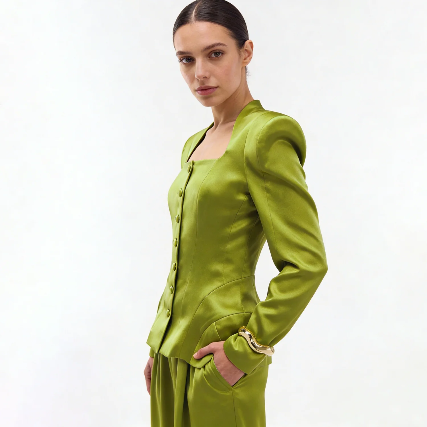 

Блузка LIMO 2026 из сатина с квадратным вырезом, подплечниками, приталенным силуэтом, роскошной застежкой на пуговицах — для вечерних и торжественных мероприятий