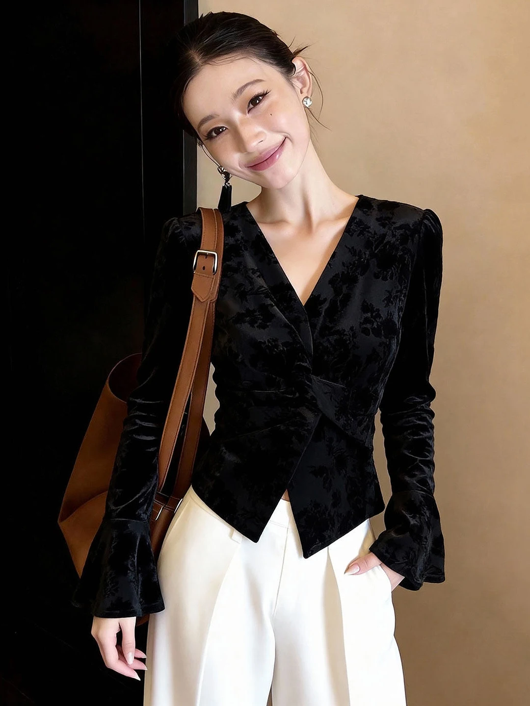 

Модная бархатная базовая рубашка с V-образным вырезом для женщин: трендовый топ в стиле кэжуал для ранней весны, легкий, с ощущением роскоши, популярная модель