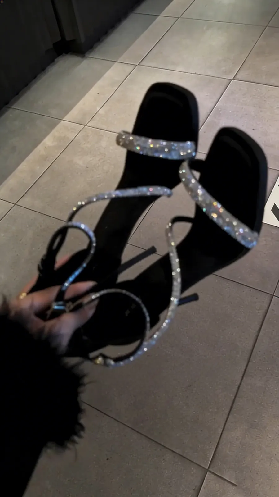 2026 Sommer Neue Mode Quadratische Spitze Strass Offene Zehen Einriemen-Stiletto High Heel Sandalen für Damen Große Größen 34-41 – Detail 1