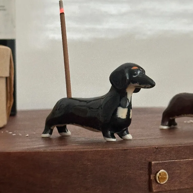 

Керамический держатель для благовоний для собак таксы ручной работы в стиле ретро и подставка для свечей - горелка для благовоний с милой собакой, художественная опора для фотосессии