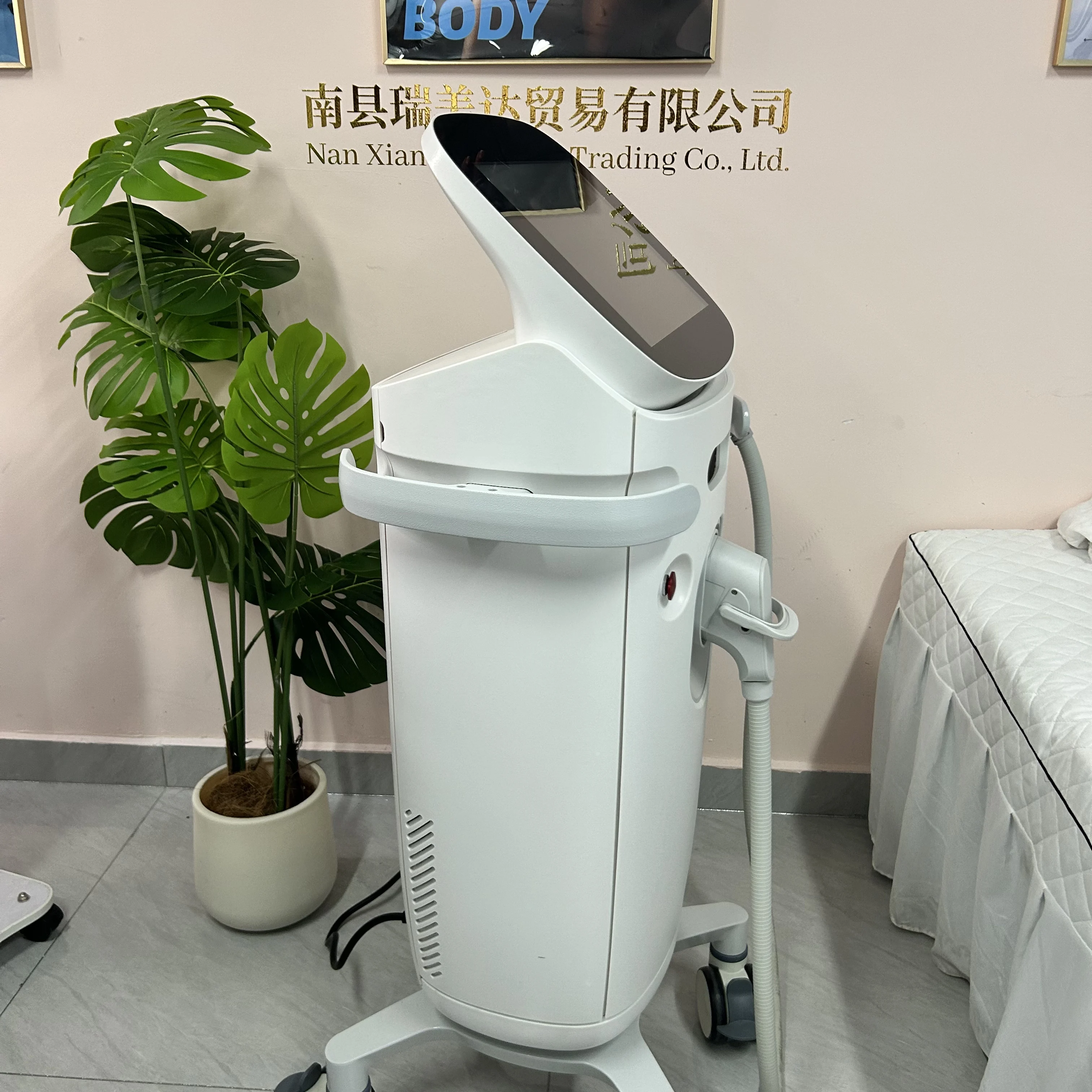 

Ultrasonic Skin Tightening and Lifting Device Anti Aging Facial Machine for Neck Eye Area Sagging Skin Suitable for Spa