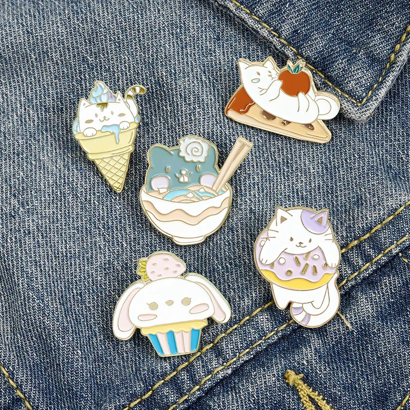 Broche con forma de helado de fresa de gato, Planeta, bebida fría, accesorios de ropa, broche de mochila, insignia, Pin de solapa, broche de helado