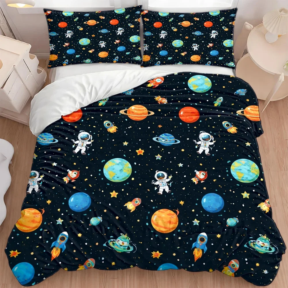 3Pc Children's Space-Themed Duvet Cover Set, 1*Duvet Cover + 2*Pillowcases, Three-Piece Bedding Set, Suitable for All Seasons, Machine Washable, with Invisible Zipper, Universal Large Personal Bed Cover for Home, Dormitory, Master Bedroom, Guest Room, Astronaut Planet Rocket Print Bedding Set, Cartoon Universe Elements Bedding Set, Comfortable, Skin-Friendly, Breathable Bedding, Cross-Border Bestseller Adult Duvet Cover Three-Piece Set 2D Flat Print