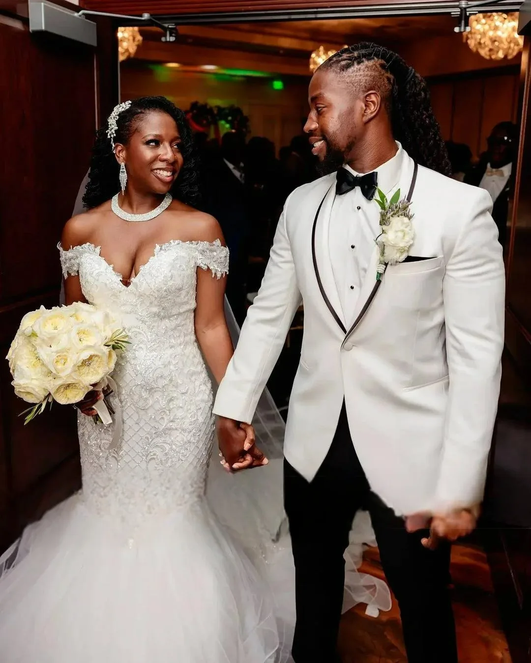 ที่กําหนดเองปิดไหล่ลูกไม้แอฟริกัน Appliques ลูกปัดชุดแต่งงาน Vestido De Noiva โบสถ์ Vintage ชุดเจ้าสาว