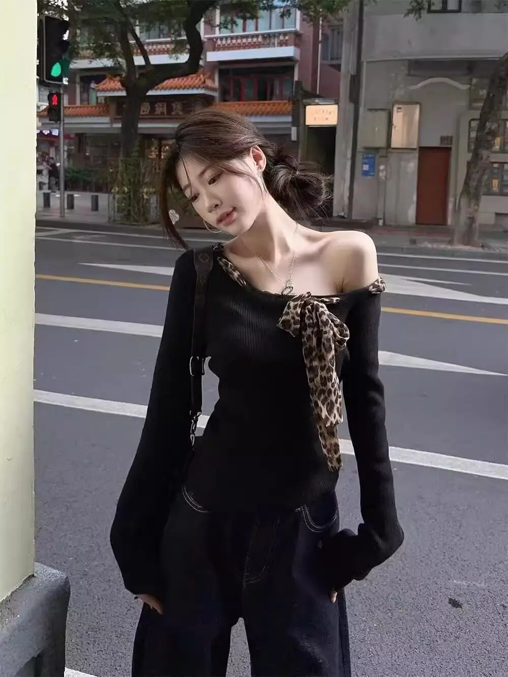 Unique Beautiful Long Sleeve Leopard Print T-Shirt Women's Spring 2026 Slim Fit Casual Style Fashionable Shoulder Baring Top