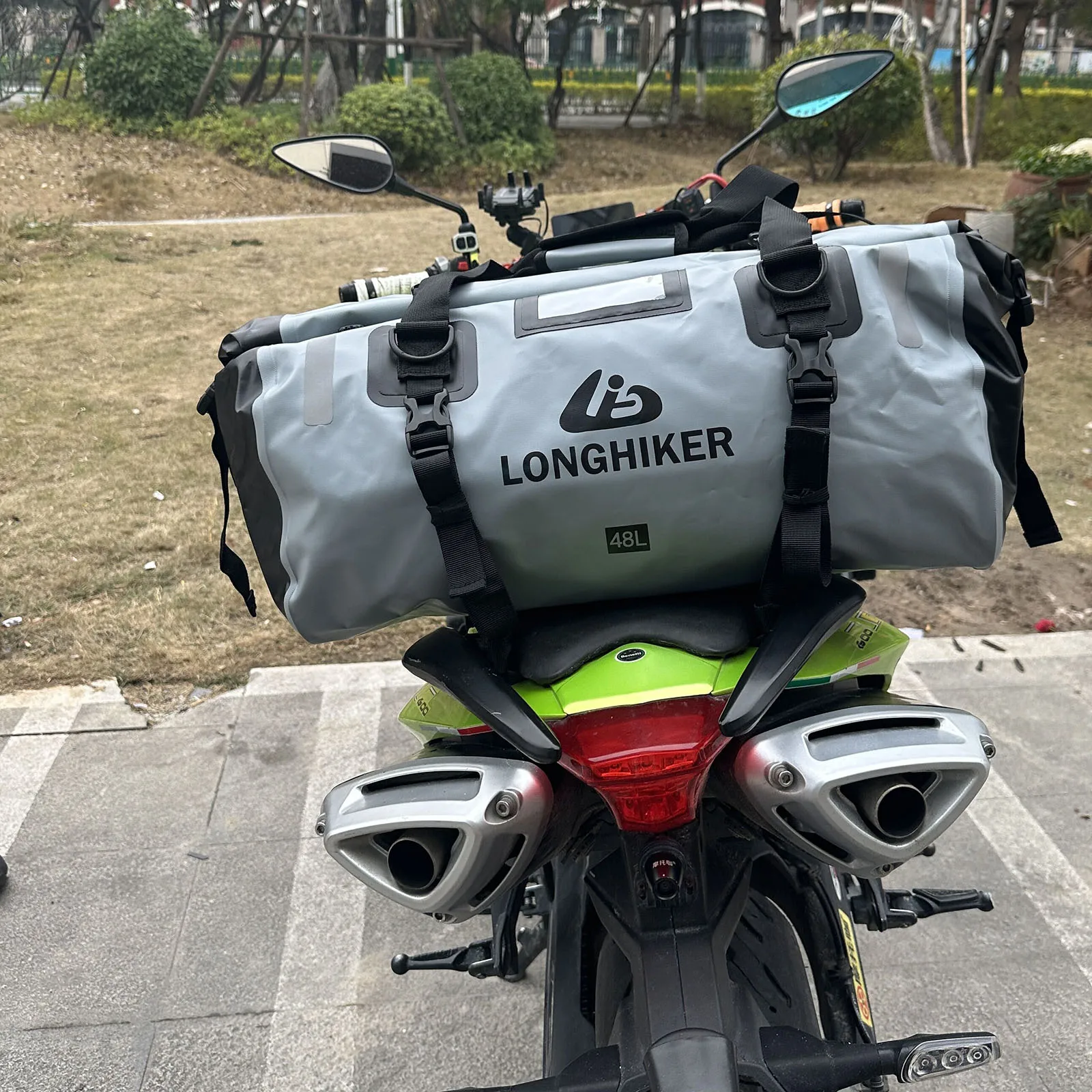 

Уличная свернутая сумка большой емкости объемом 48 л, предназначенная с наклонным ремнем для удобной переноски.