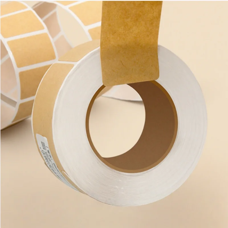 Taśma papierowa kraft w rolce, ręcznie pisane oznaczenia klasyfikacyjne, samoprzylepna.