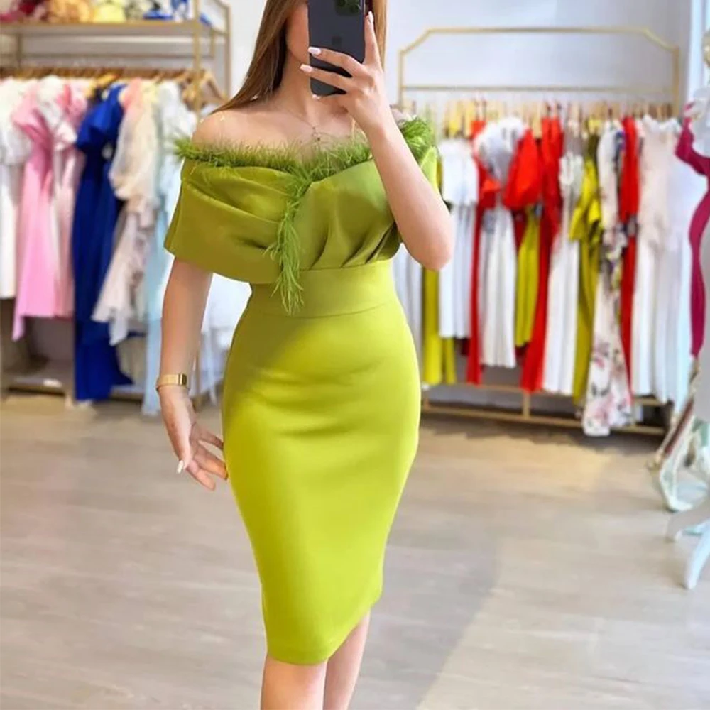 Vestido de Fiesta Midi Ceñido al Cuerpo en Satén Verde Lima, con Hombros Descubiertos, Cuello Plegado, Adorno de Plumas, Estilo Lápiz, para Cóctel, Noche, Personalizable